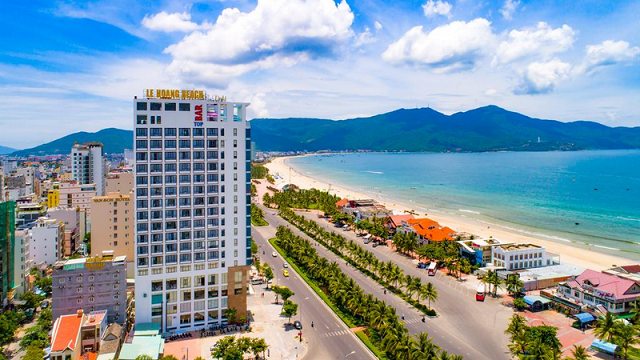 Khách sạn Lê Hoàng Beach Đà Nẵng với vị trí đẹp hướng ra bãi biển rất đẹp, bạn có thể thư giãn và hít thở khi đứng ở ban công