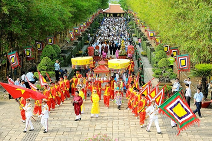 Lễ hội Đền Hùng là lễ hội lớn của người dân Việt Nam vào tháng 3 âm lịch hàng năm