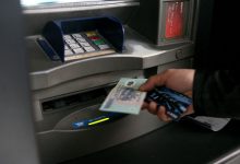 Máy ATM nuốt thẻ phải làm sao?